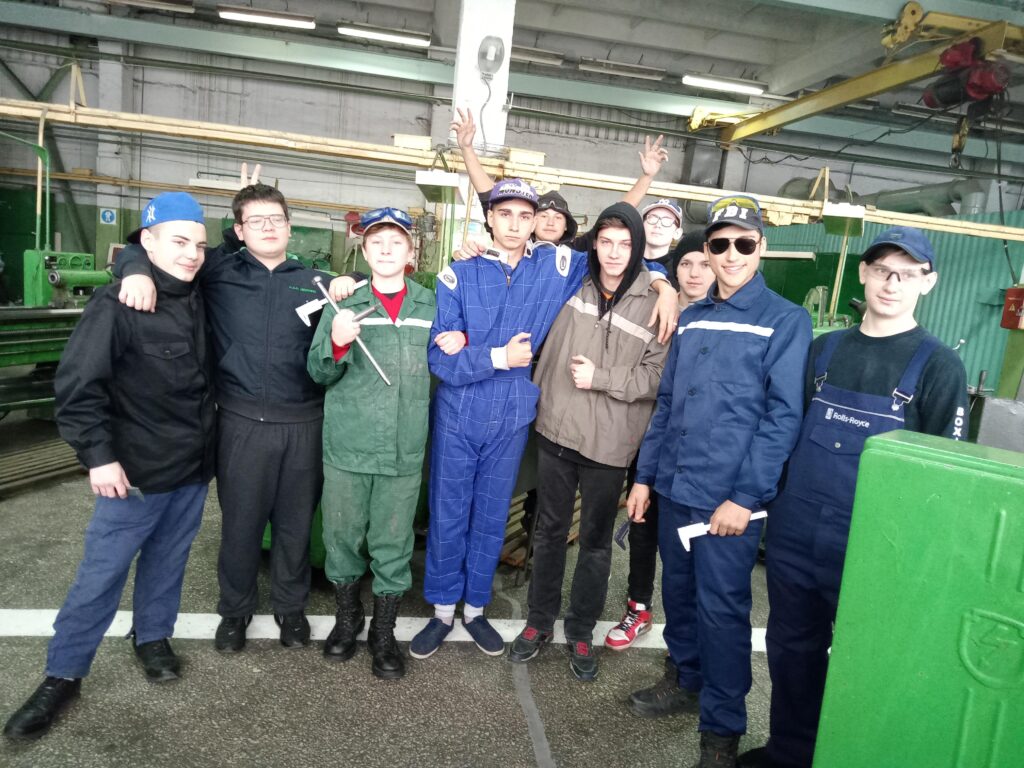 Куди вступати аби країну відбудувати