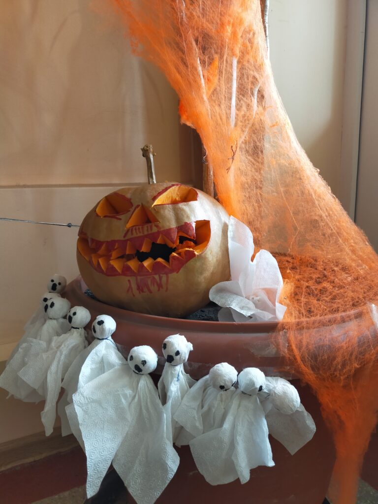 Учні створили яскраву фотозону до Hаlloween