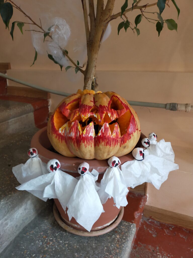 Учні створили яскраву фотозону до Hаlloween