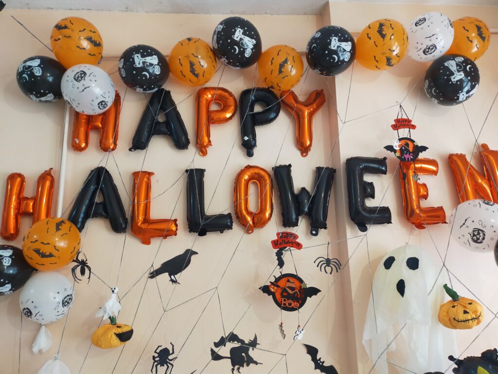 Учні створили яскраву фотозону до Hаlloween