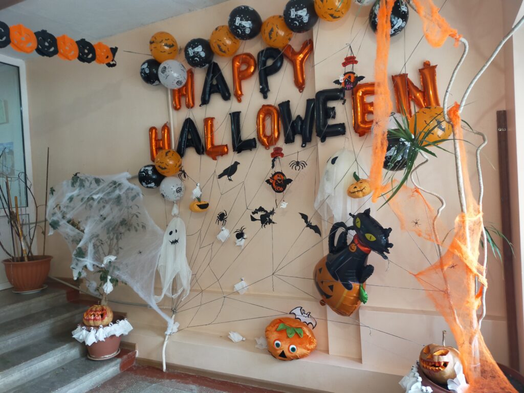 Учні створили яскраву фотозону до Hаlloween