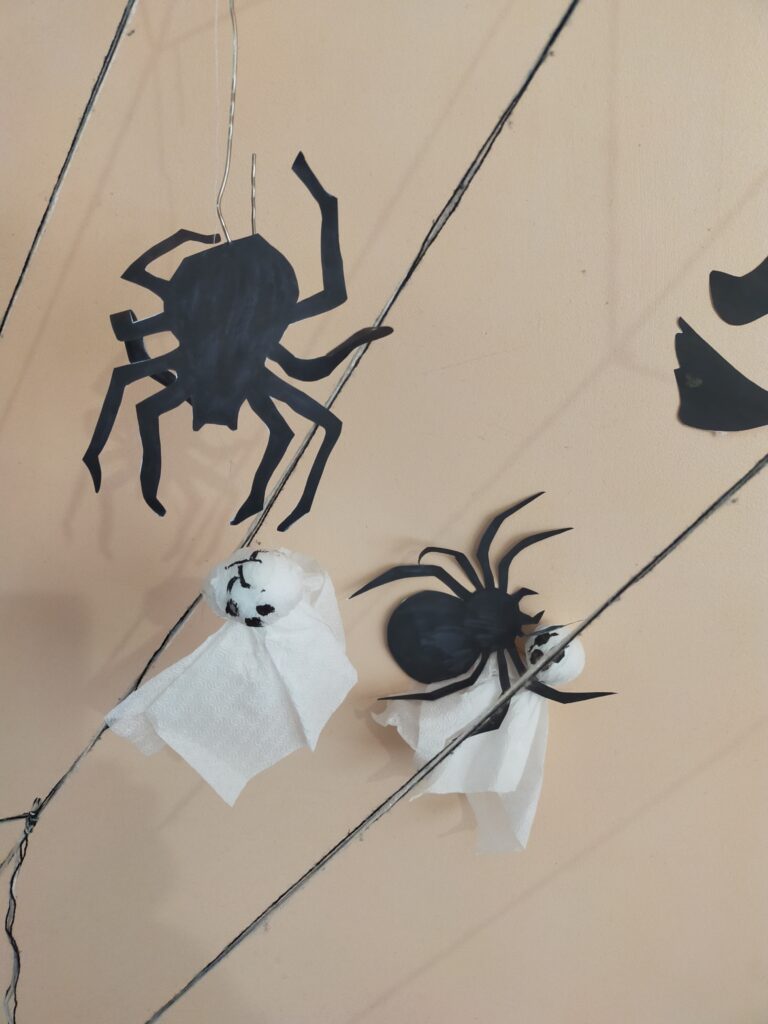 Учні створили яскраву фотозону до Hаlloween