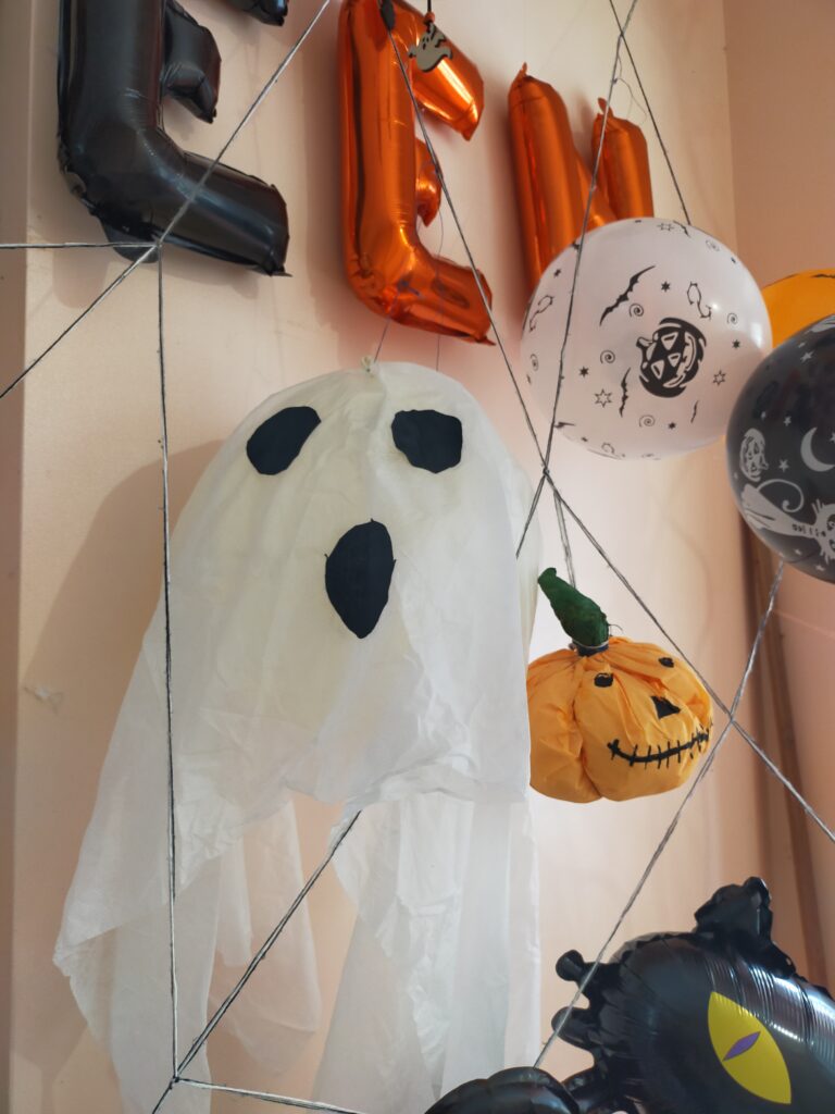 Учні створили яскраву фотозону до Hаlloween