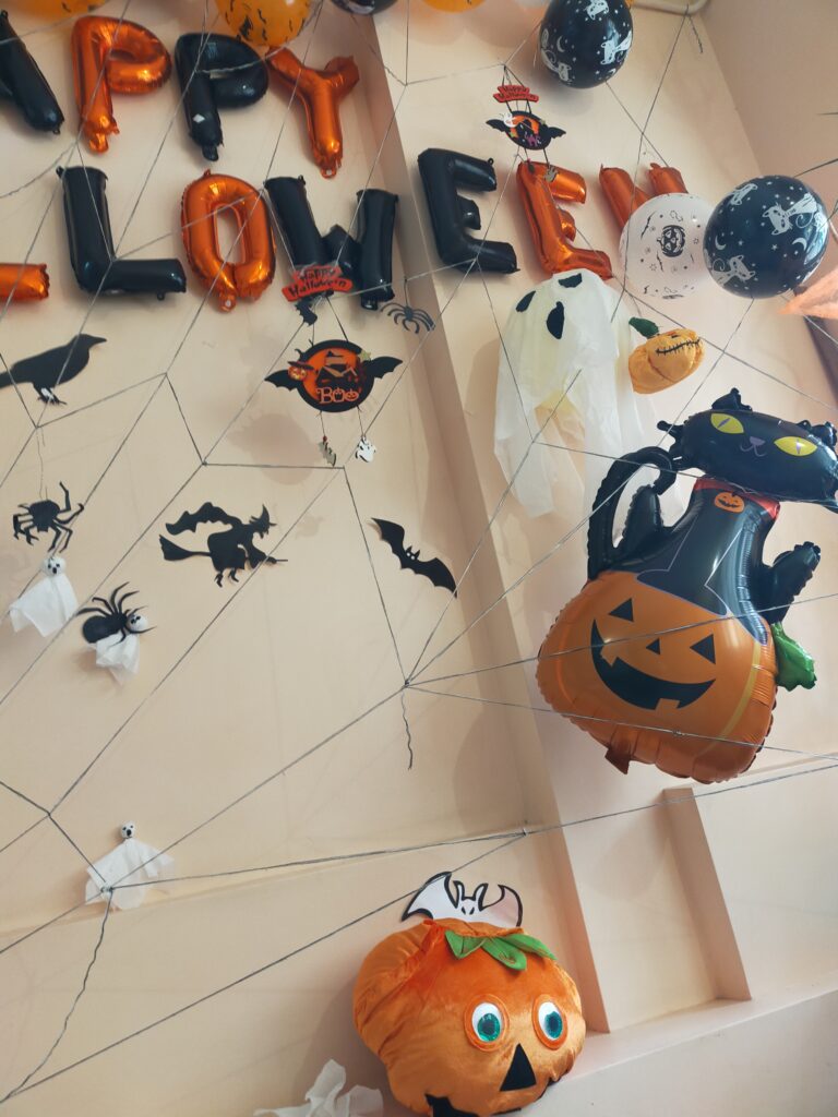 Учні створили яскраву фотозону до Hаlloween