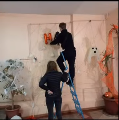 Учні створили яскраву фотозону до Hаlloween