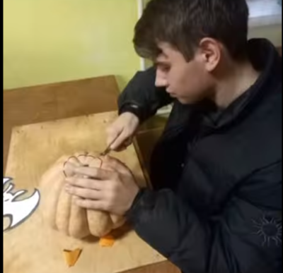 Учні створили яскраву фотозону до Hаlloween